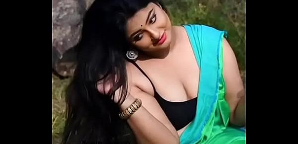  Mallu beautyqueen showing curves and cleavage